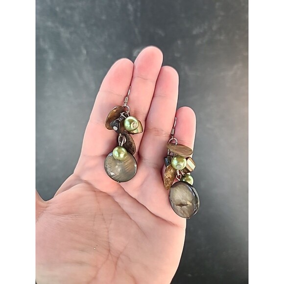 Green And Tan Beaded Shell Dangling Earrings Vintage Costume Jewelry - Picture 1 of 10